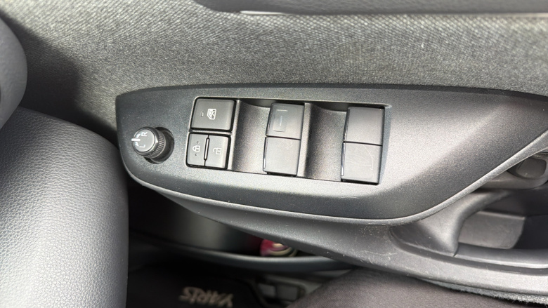 Toyota Yaris 1.5 Hybrid Design 5dr CVT Hybrid Hatchback